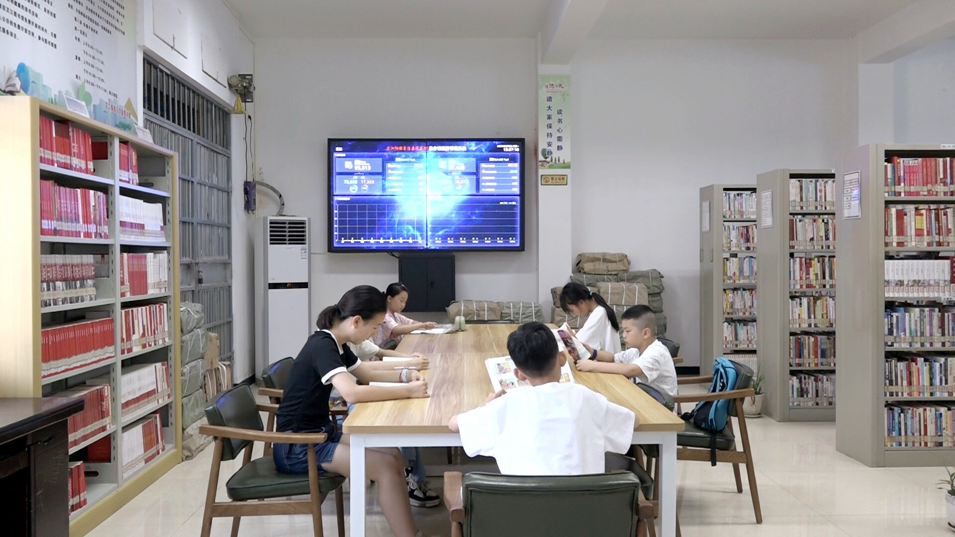 暑假“读书热”  图书馆成为纳凉、阅读好去处
