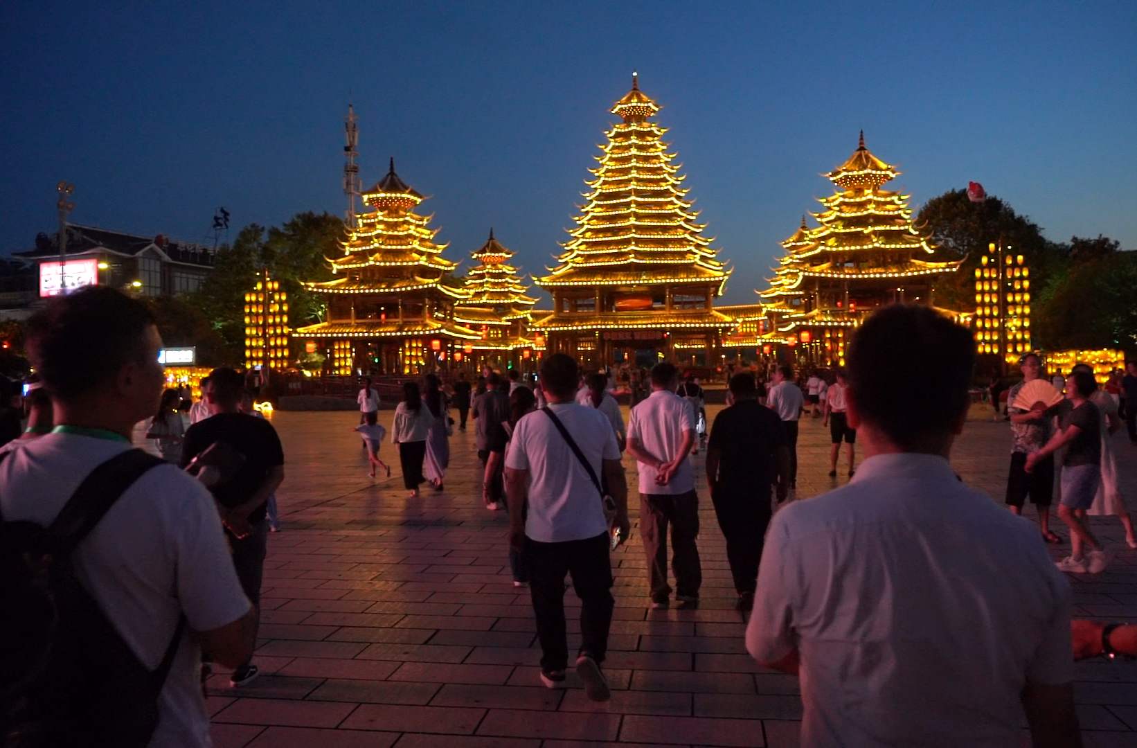 芷江夜体验：“张吉怀E起游”探鼓楼，乘船赏景