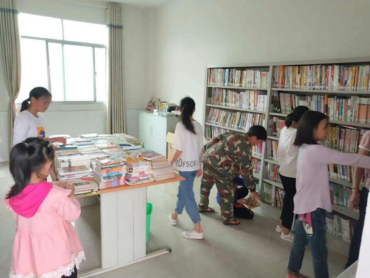 新店坪镇：强化服务 让农家书屋成暑期阅读乐园