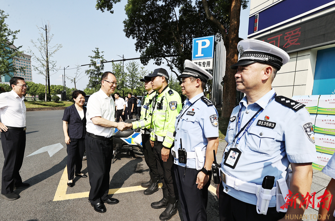 致敬高温下的坚守！毛伟明慰问一线劳动人员