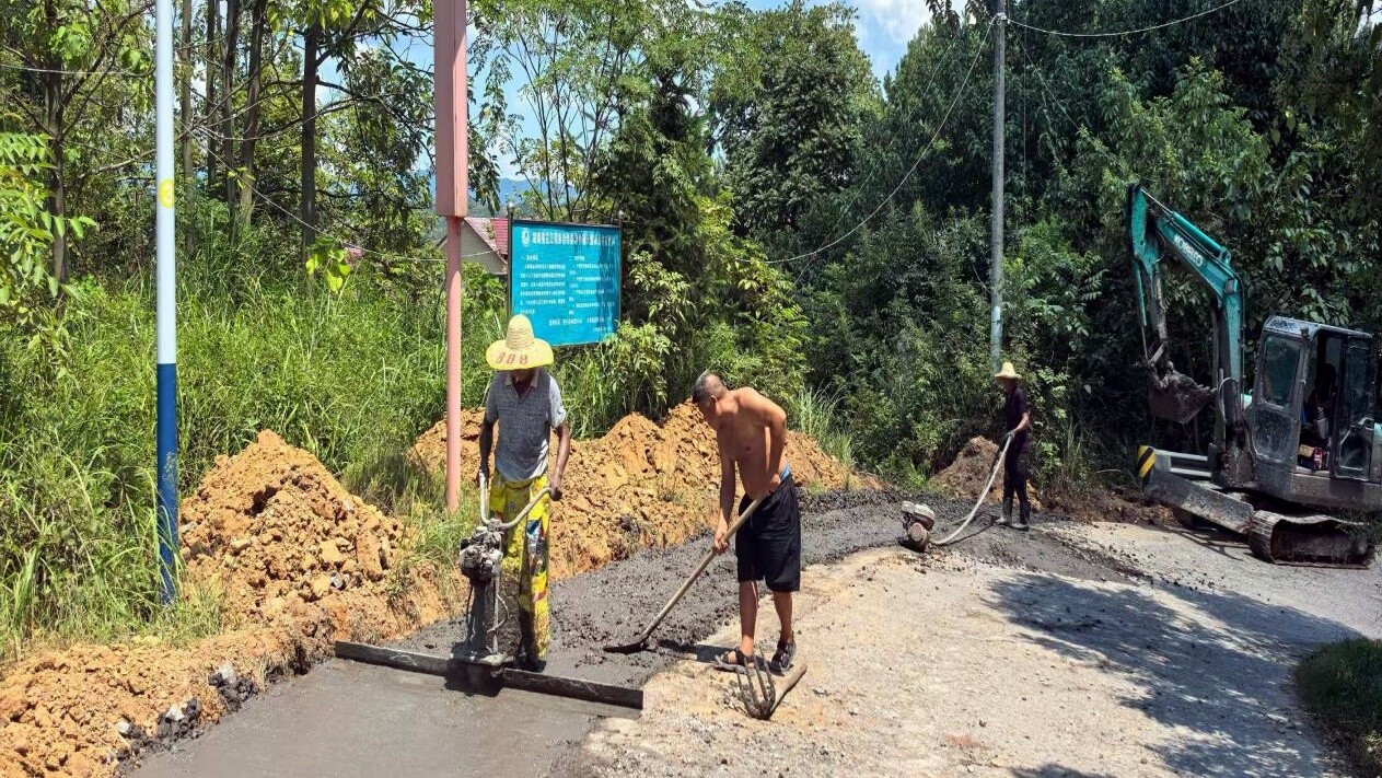 芷江公路建设养护中心深入乡镇开展公路安全隐患排查整治