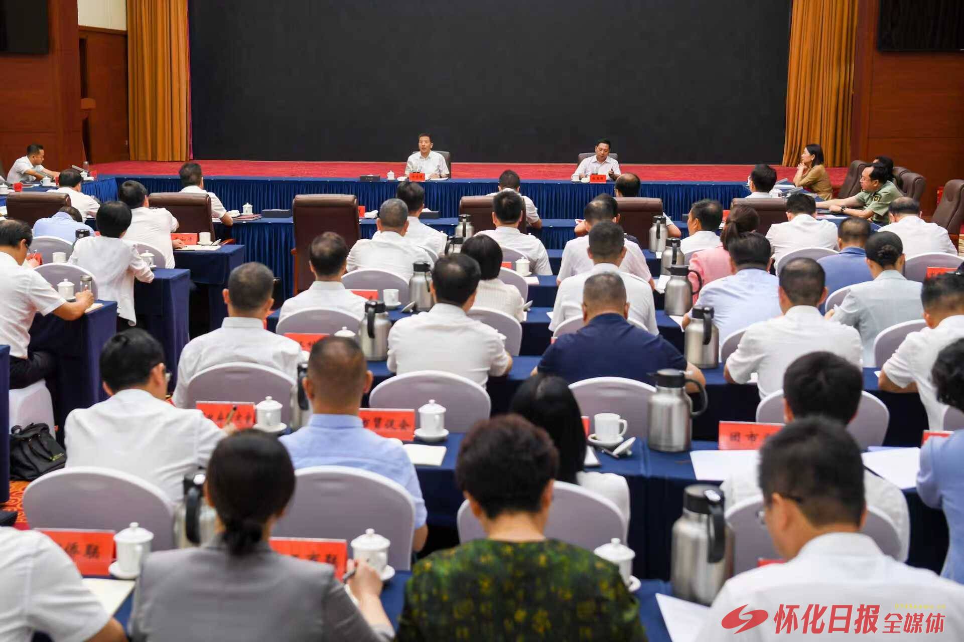 许忠建主持市委理论学习中心组集体学习