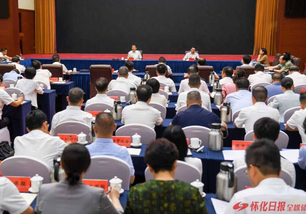 许忠建主持市委理论学习中心组集体学习