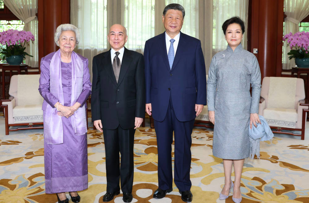 习近平夫妇会见柬埔寨国王西哈莫尼和太后莫尼列