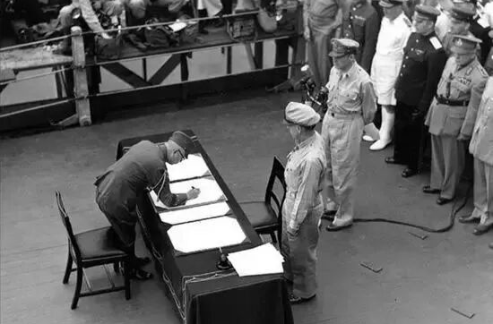 80年前的此时此刻，日本正式签署投降书！珍贵历史影像→