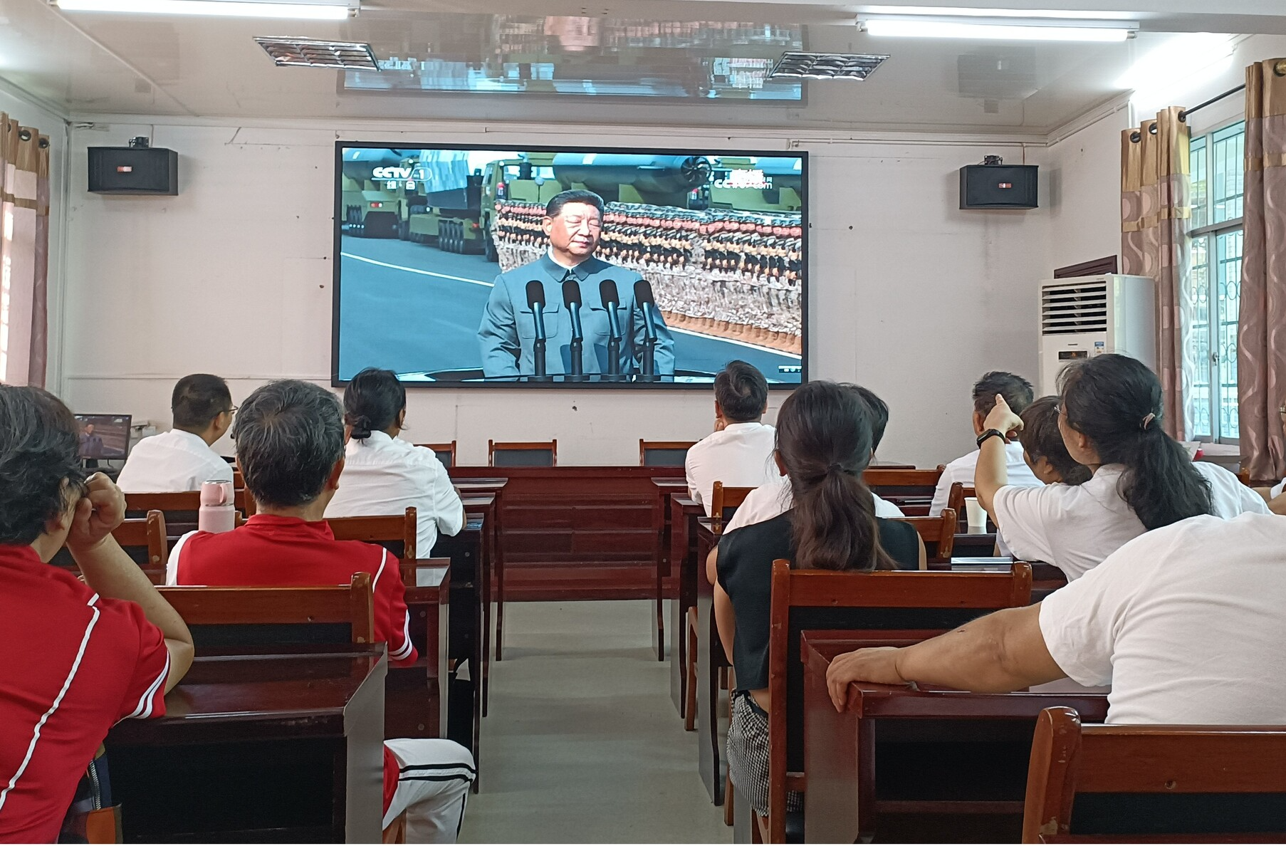 芷江离退休干部集中收看纪念中国人民抗日战争暨世界反法西斯战争胜利80周年大会直播