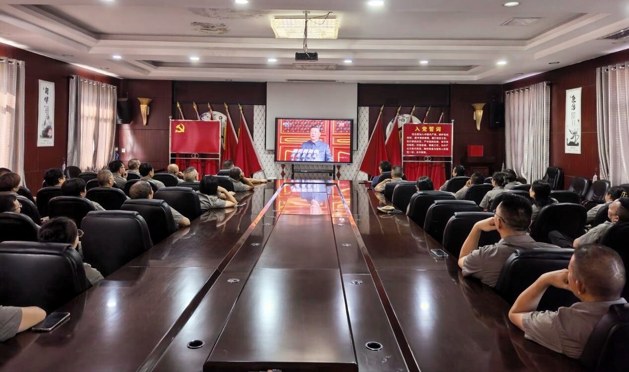 芷江春电组织员工集中观看纪念中国人民抗日战争暨世界反法西斯战争胜利80周年大会直播