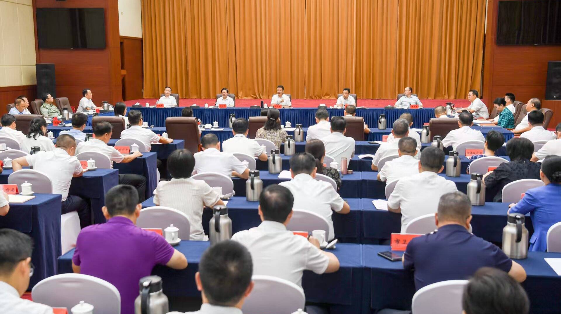 许忠建主持召开市委常委会（扩大）会议暨市委理论学习中心组集体学习