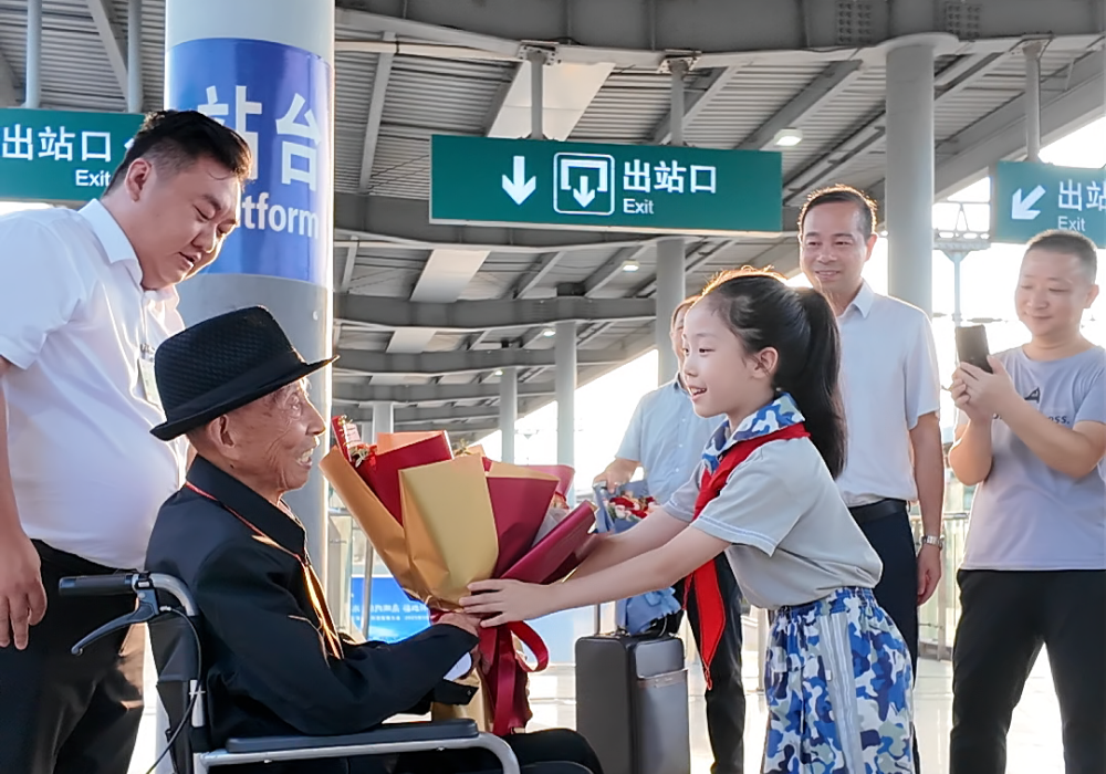 ​抗战老兵观礼归来:“国威军威大振，捍卫和平的力量更强大了”