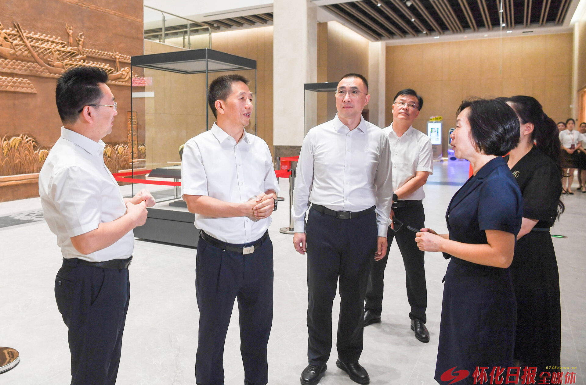 ​怀化市图书馆博物馆开馆 许忠建宣布开馆