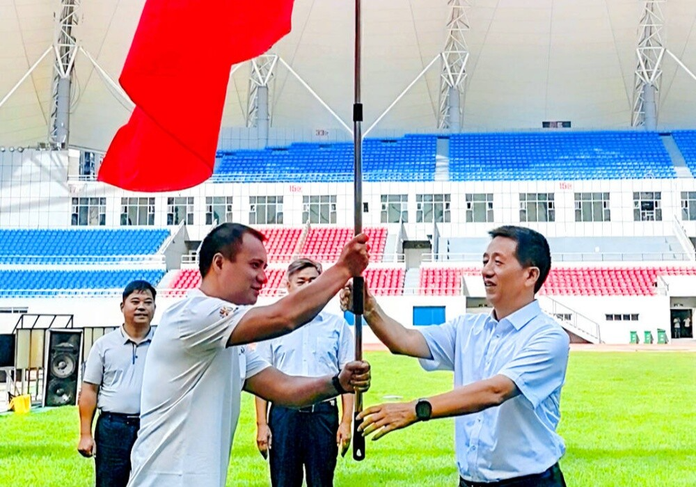 怀化队出征湘超联赛 许忠建为怀化队授旗壮行