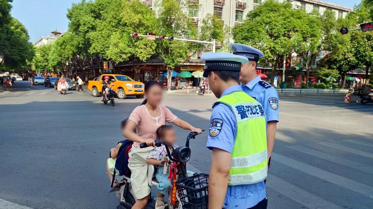 芷江交警严查摩电超员违法行为 筑牢道路安全防线