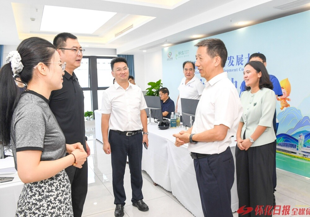 许忠建看望参加第五届湖南旅游发展大会报道的新闻工作者