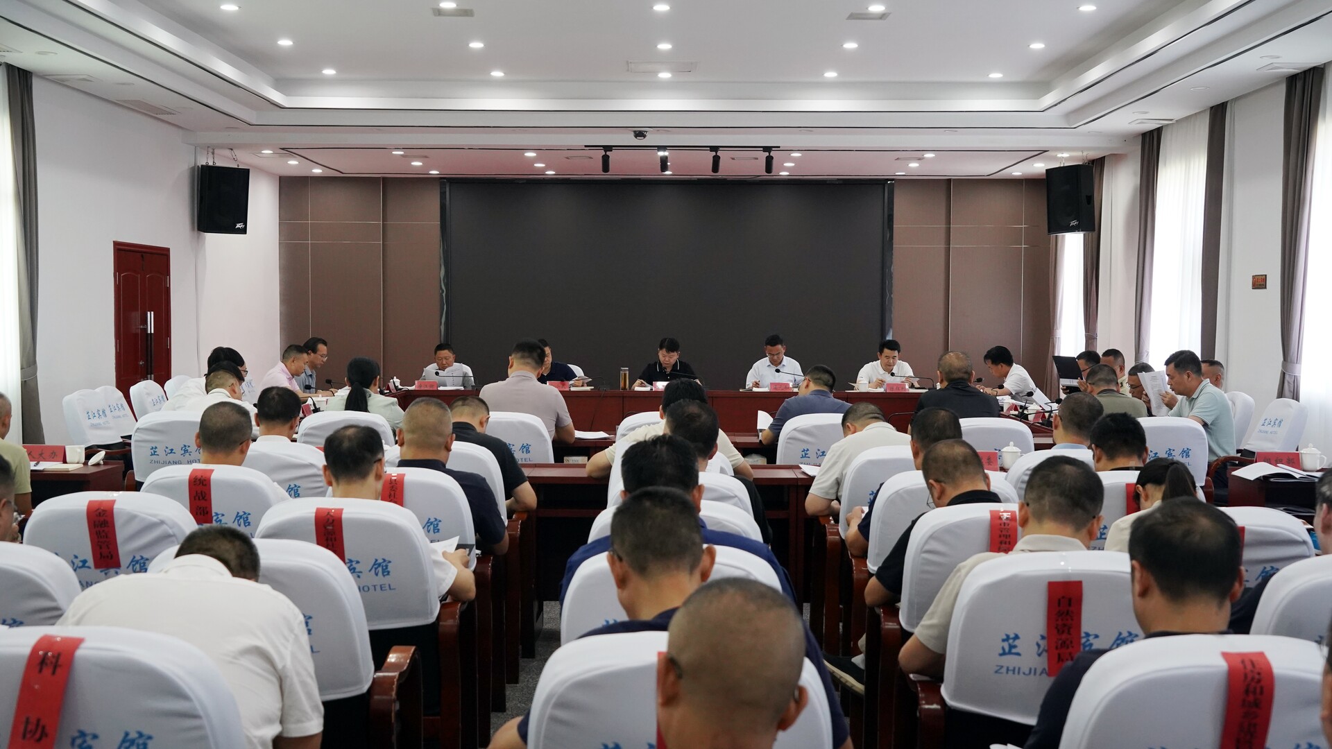 梁志平主持召开县委常委会（扩大）会议暨县委理论学习中心组集体学习