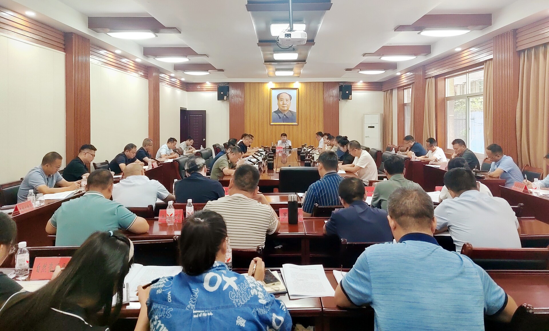 梁志平专题调度全县自然资源规划用地工作