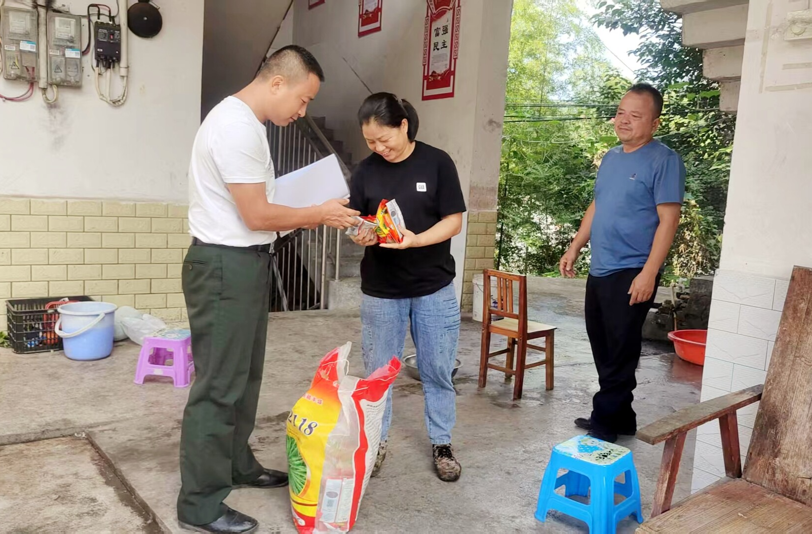 罗卜田乡：免费发放油菜种及肥料抢抓秋播好时机