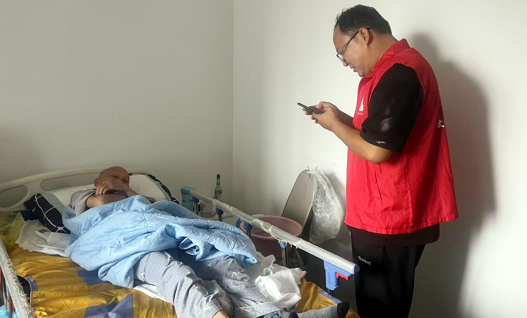 芷江退役军人事务局上门为老年优抚对象办理年度确认