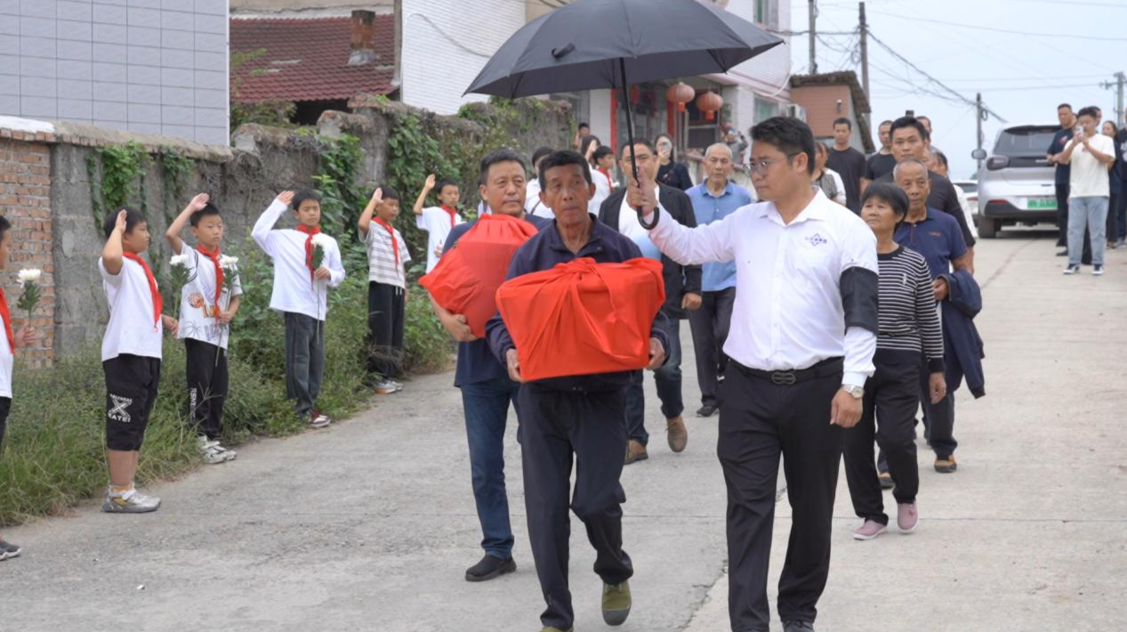 八十七载归乡路：抗战连长邱正卿忠骨还葬芷江故里