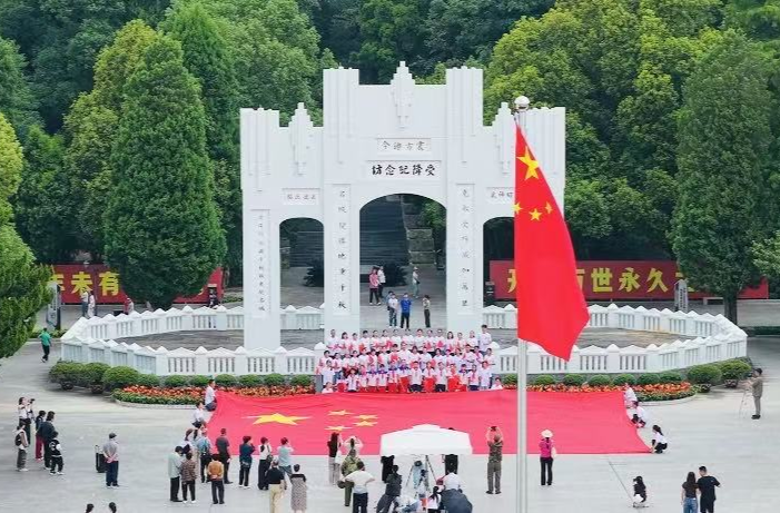 芷江群众、学子齐聚受降纪念坊 歌声献祖国华诞