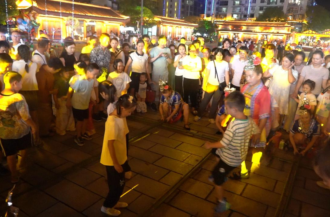 芷江国庆中秋双节开展侗族表演 文化盛宴与游客共欢