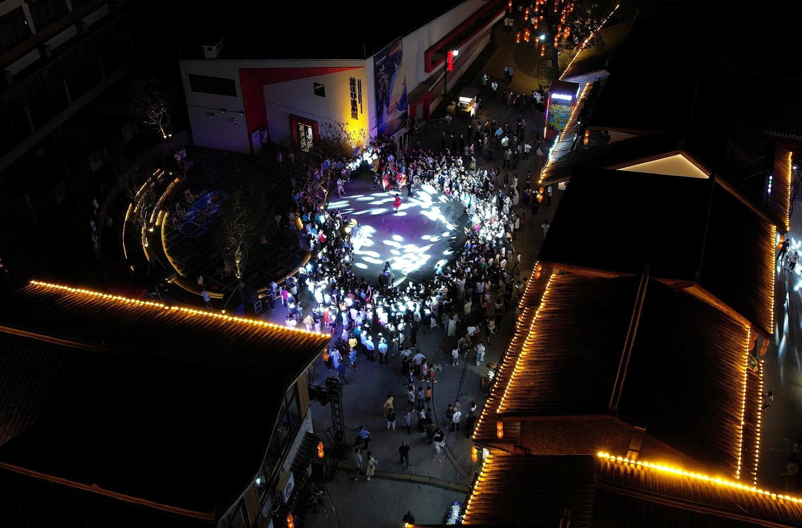 飞虎风情街双节迎客 非遗潮玩点亮芷江文旅