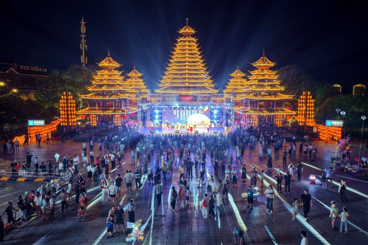 芷江举行中秋国庆双节文艺演出 千名群众共赏“月满山河”