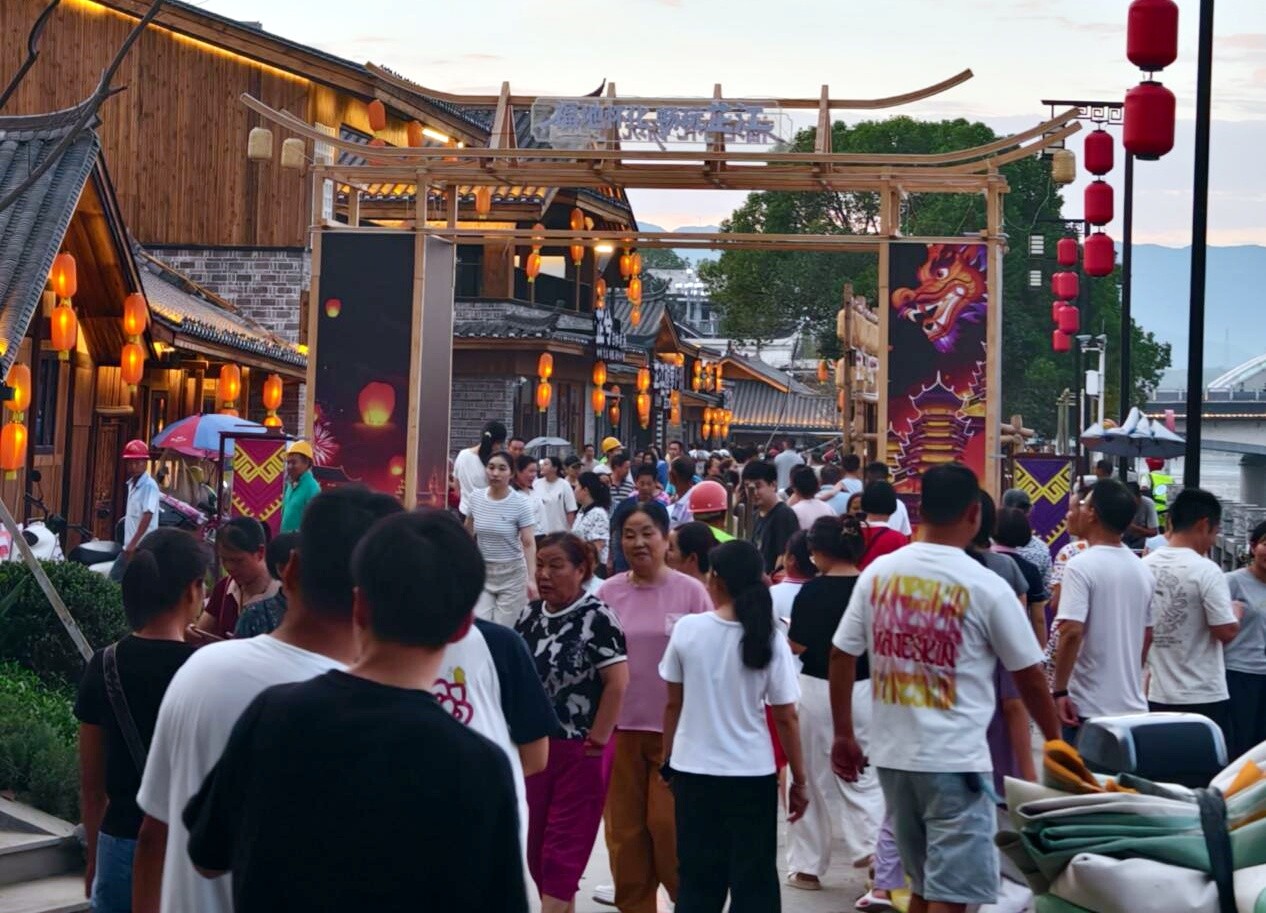 芷江：“夜游新地标+露营新业态” 文旅新玩法成热门