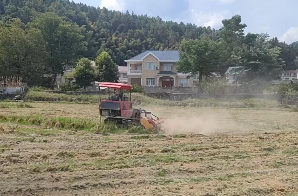 新店坪镇：大力推进秸秆粉碎还田 兼顾生态与效益