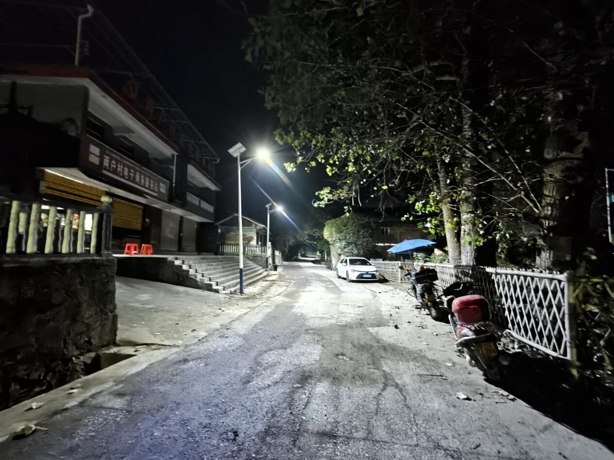 土桥镇两户村：安装路灯暖人心 照亮乡村振兴路