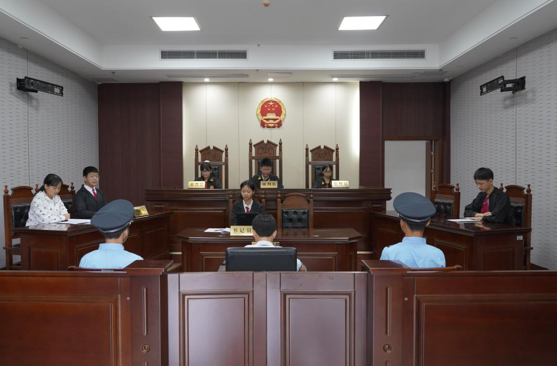 芷江人民法院举办模拟法庭活动 青少年“沉浸式”体验法治课堂