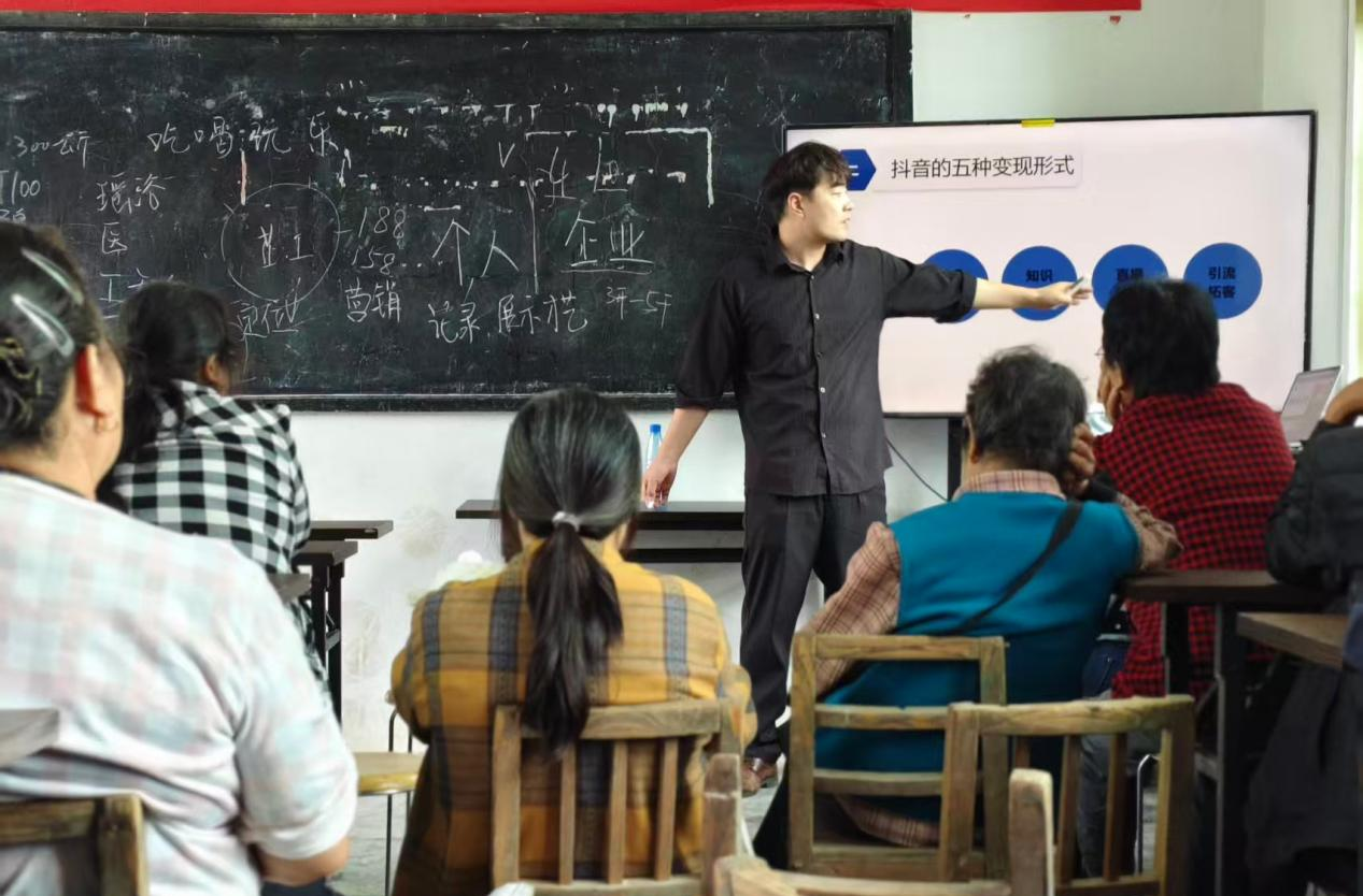 新店坪镇三合新村开展移民技能培训