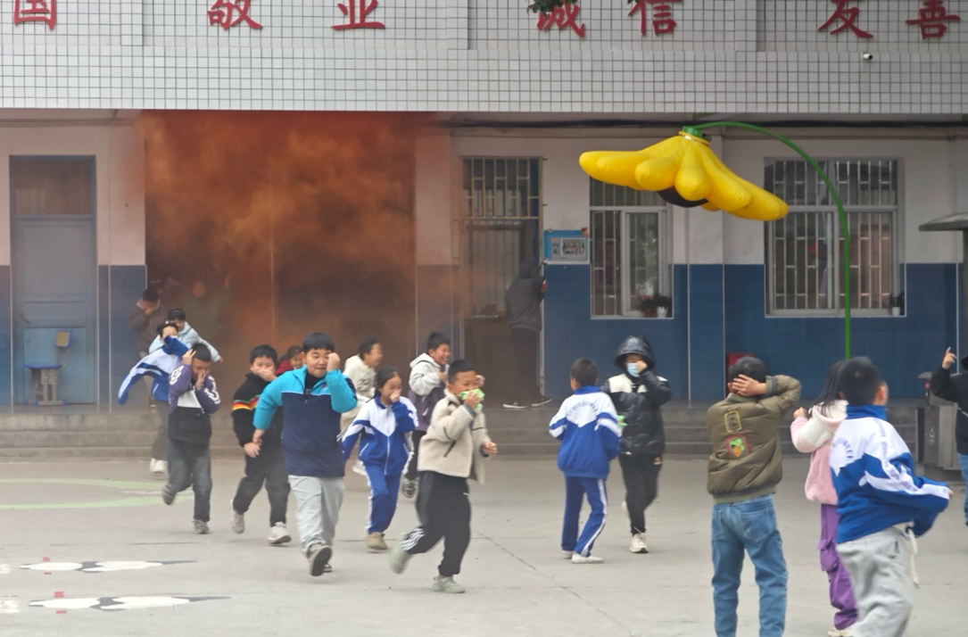 以练筑防  共护平安 ——芷江河西小学举行消防应急演练