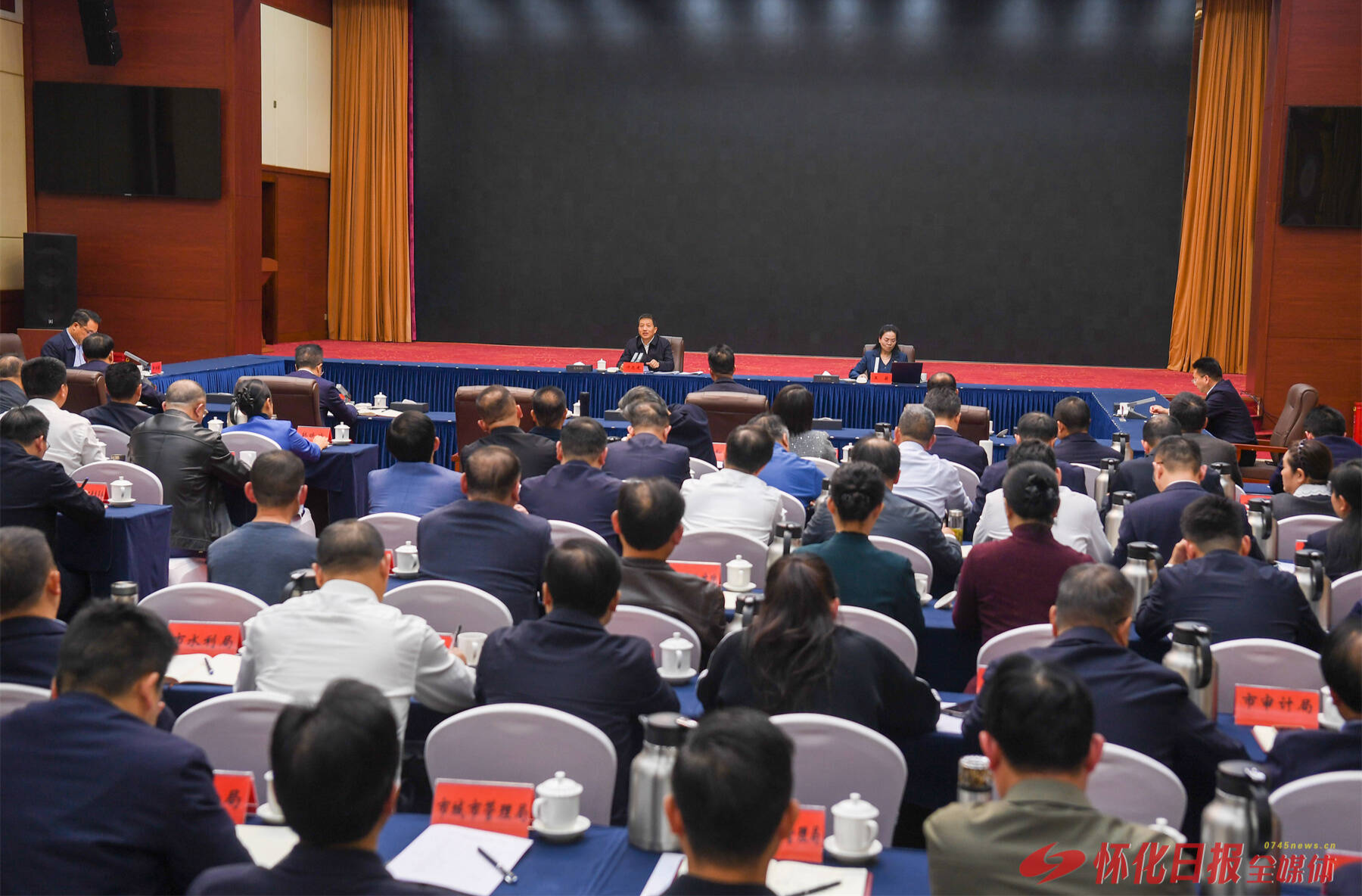 许忠建主持市委理论学习中心组集体学习