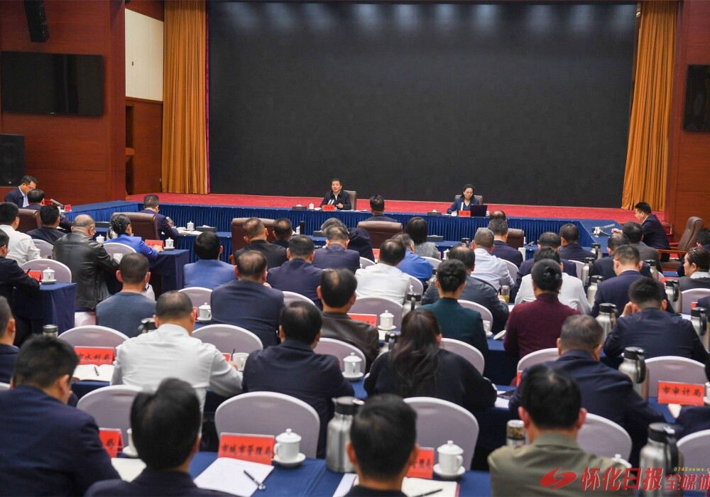 许忠建主持市委理论学习中心组集体学习