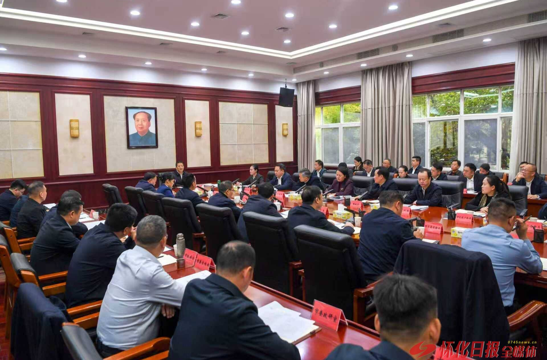 许忠建主持召开鹤中一体化三季度工作讲评会