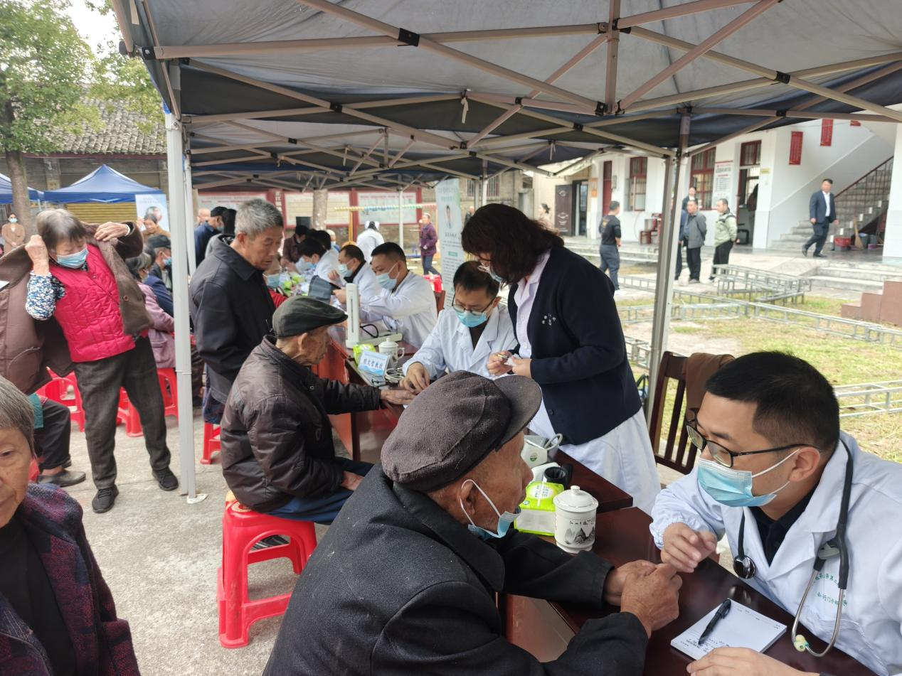 芷江镇：重阳关怀暖人心