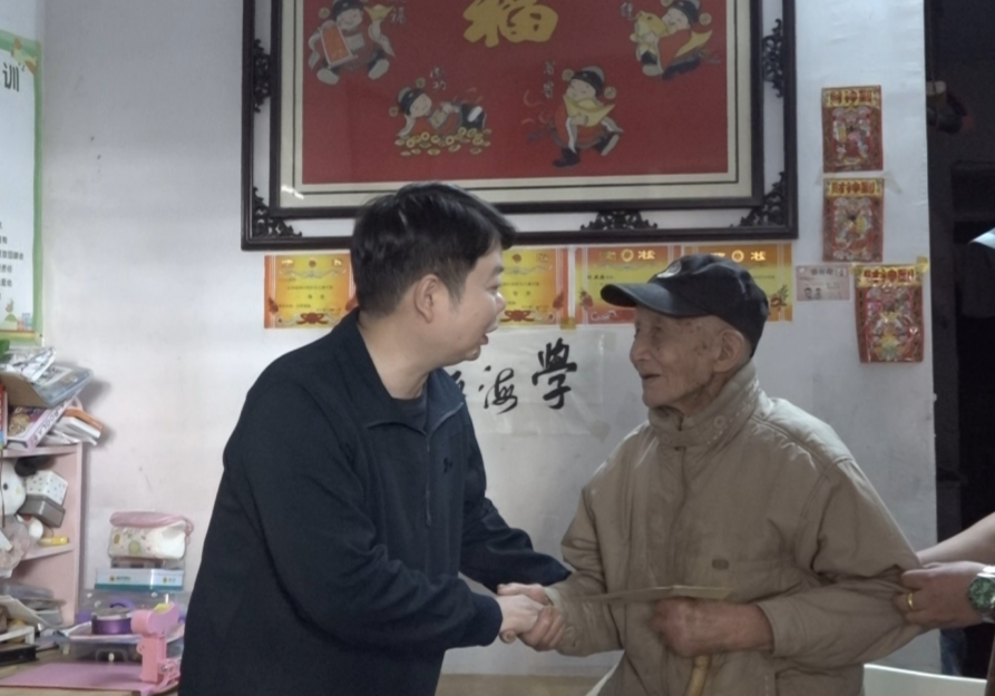 县四大班子领导开展重阳节走访慰问活动