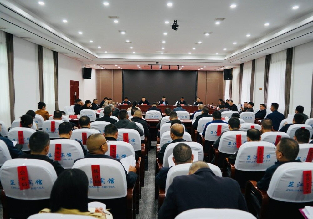 县委理论学习中心组举行集体学习