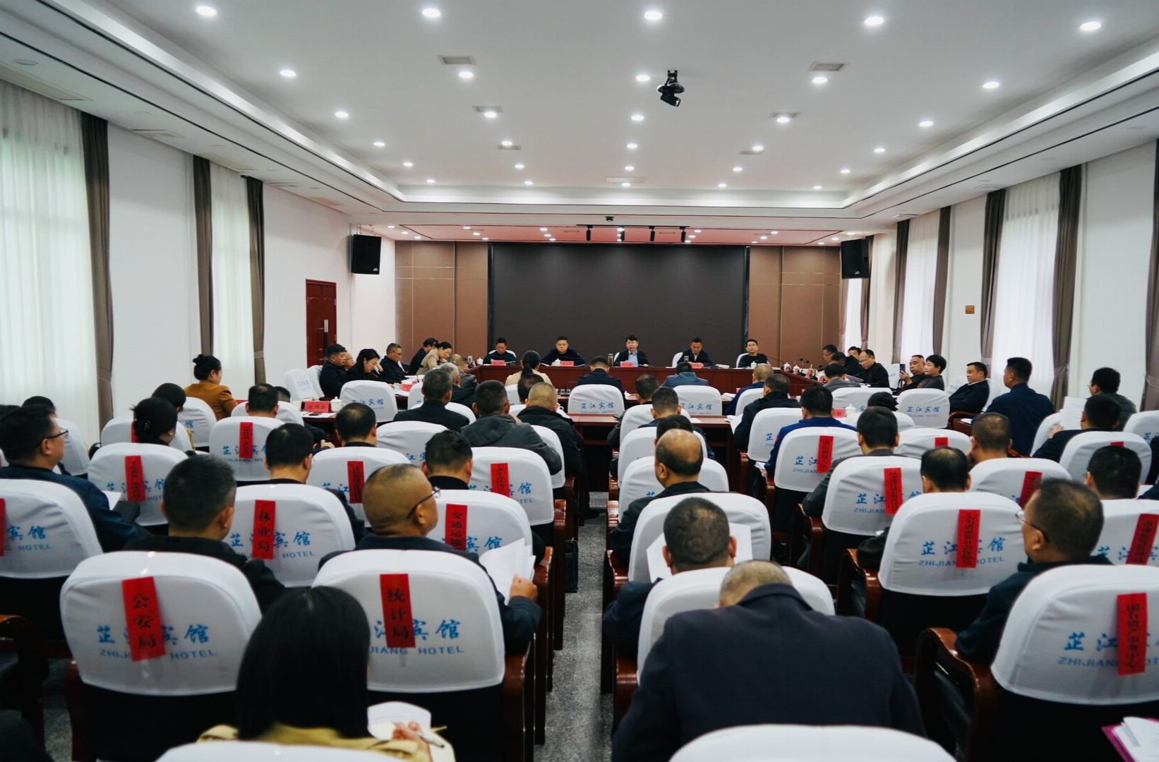 县委理论学习中心组举行集体学习