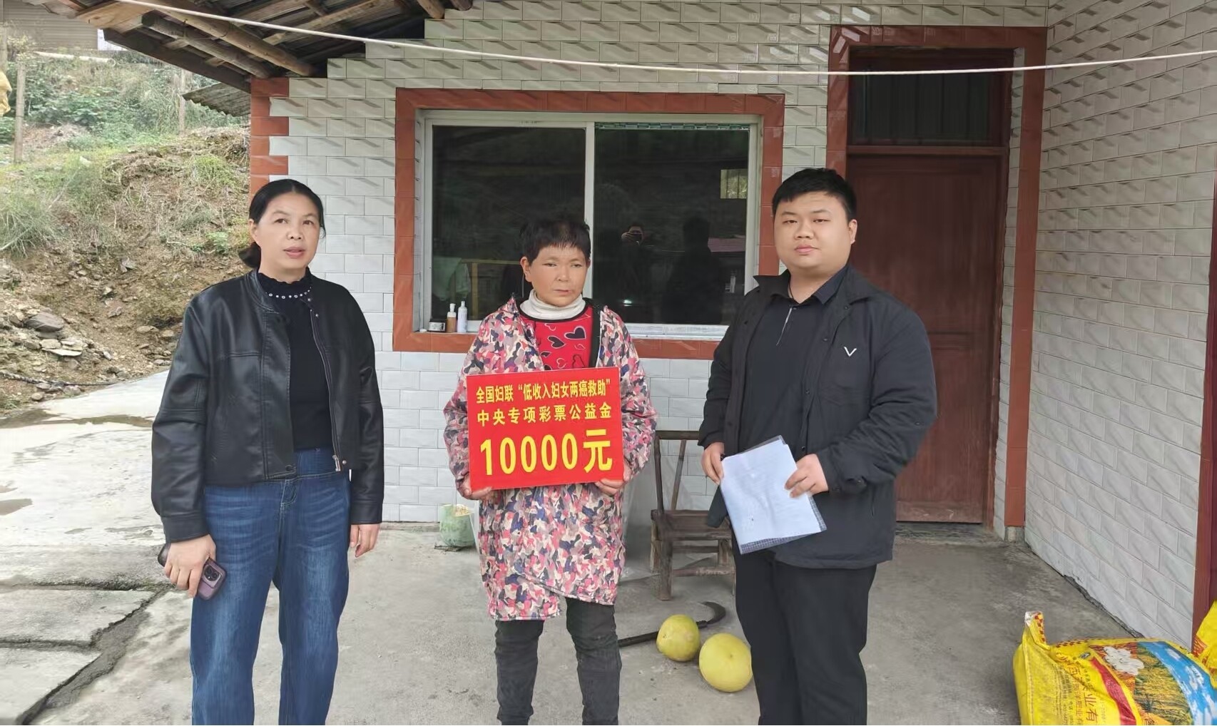 新店坪镇妇联开展低收入妇女“两癌”走访慰问活动