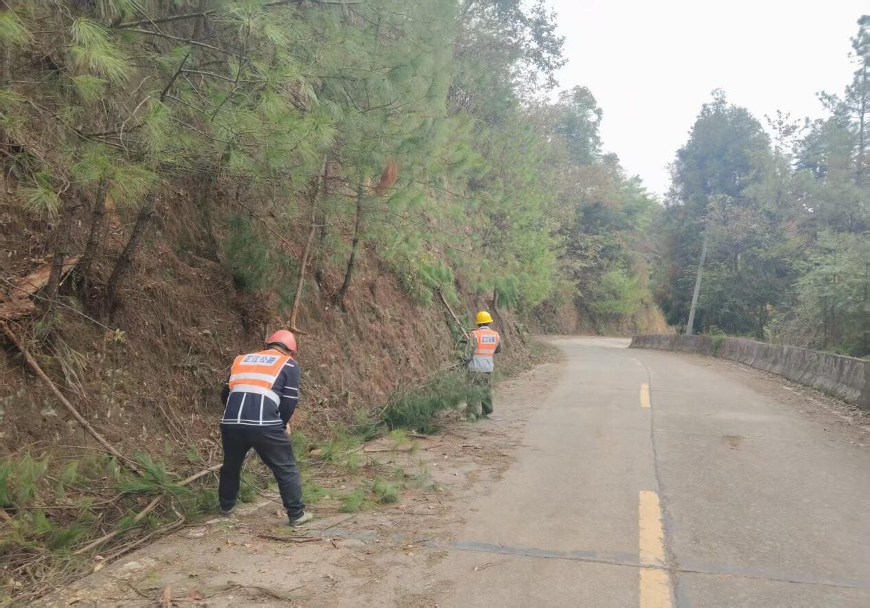 芷江公路建设养护中心抢抓晴好天气 全面展开公路预防性养护作业