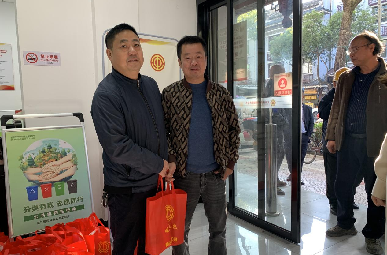 芷江总工会开展“暖新礼包”发放活动