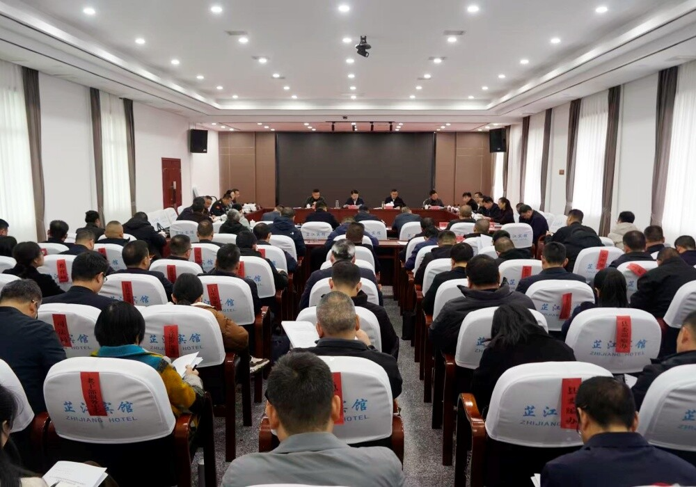 县委理论学习中心组举行集体学习