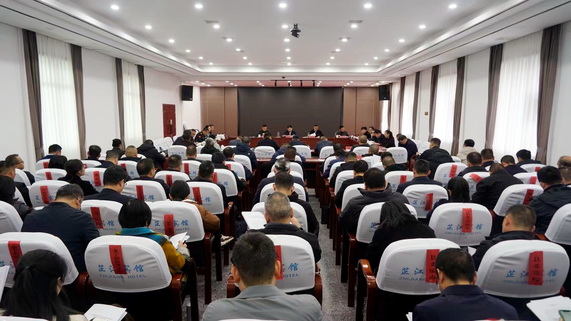 县委理论学习中心组举行集体学习