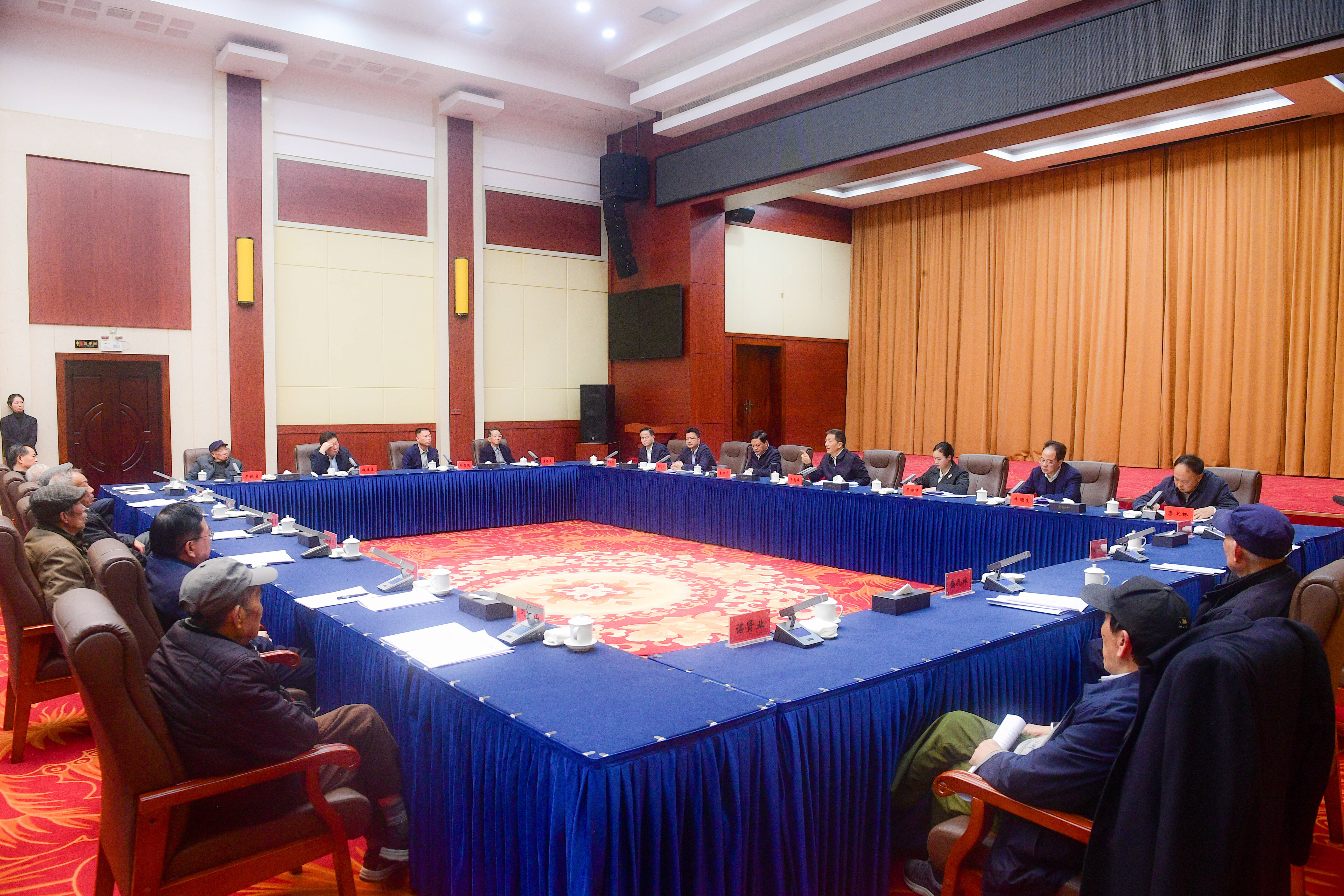 许忠建主持召开市级离退休老同志情况通报会暨市委“十五五”规划《建议》征求意见座谈会