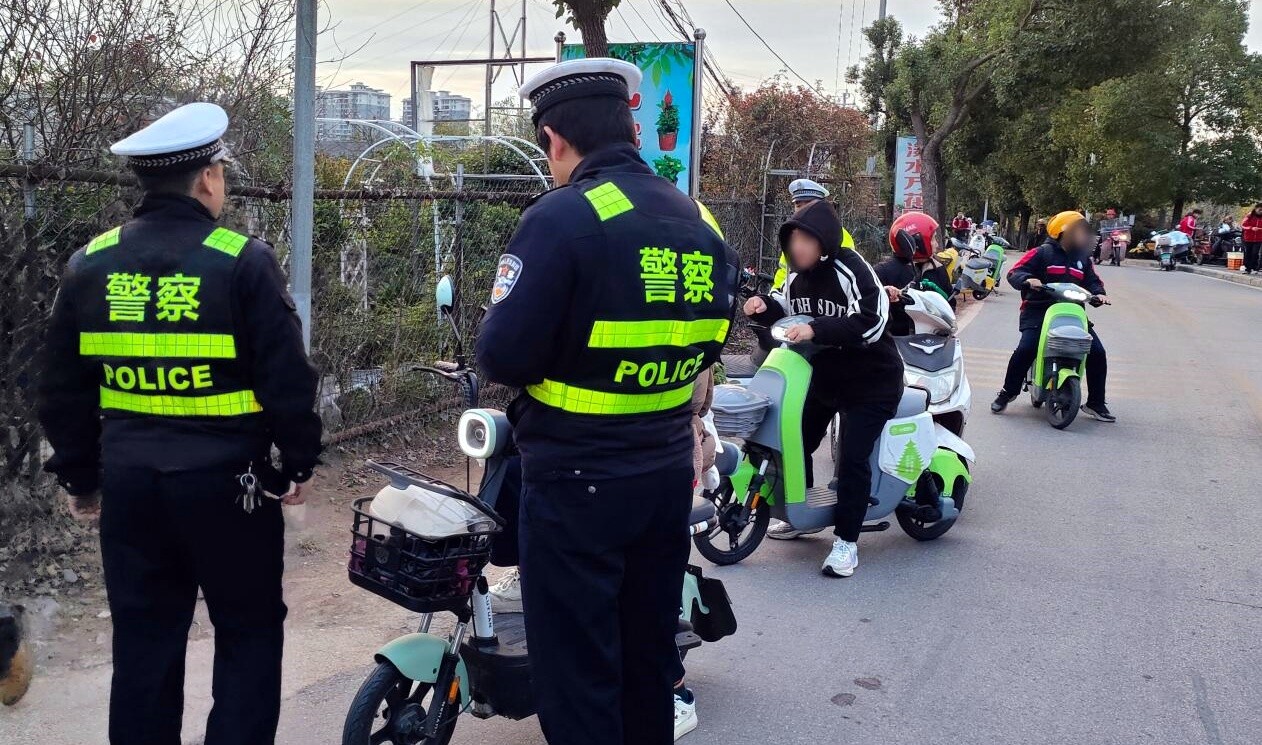 芷江交警开展校园周边摩电整治行动