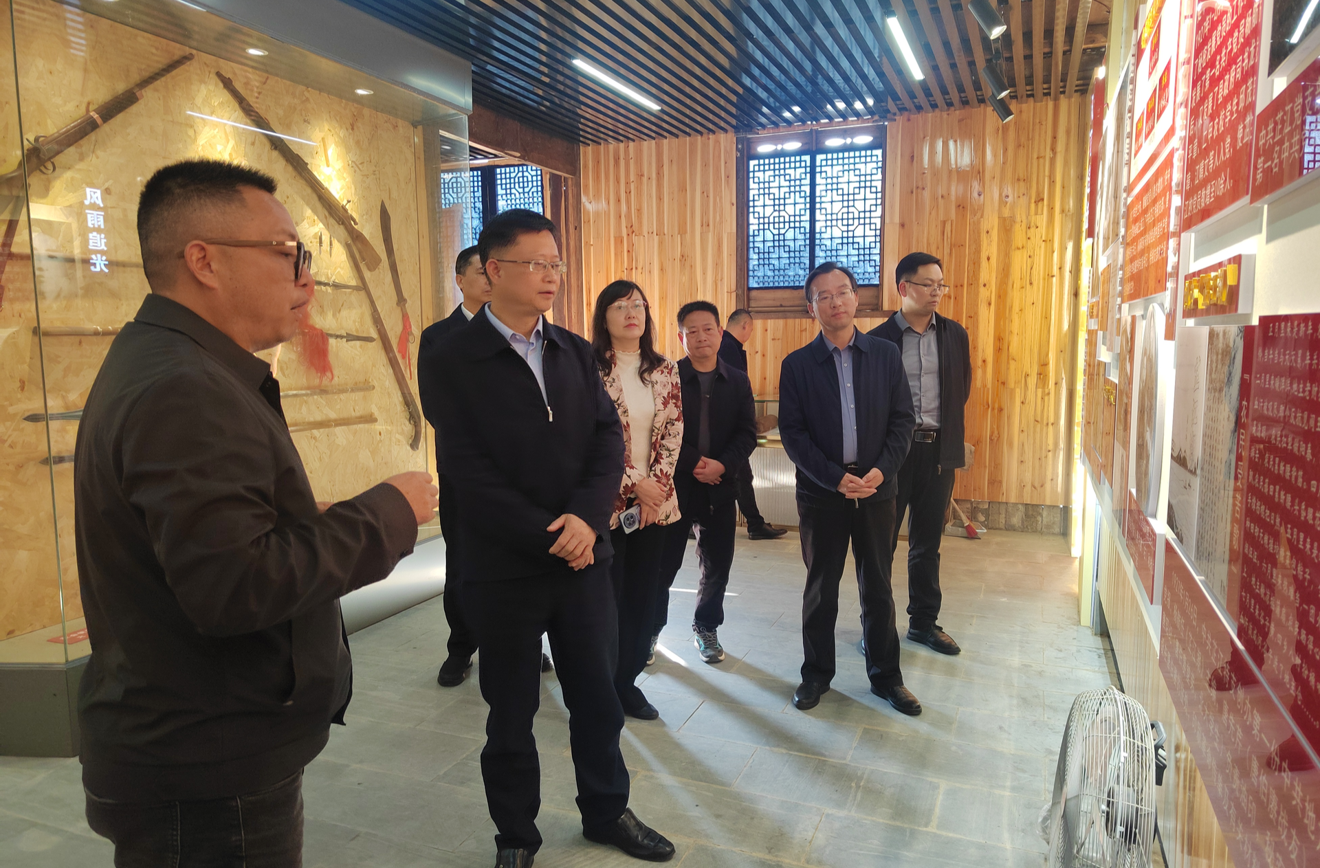 省工商联副主席谢商文来我县调研项目建设、走访慰问困难群众