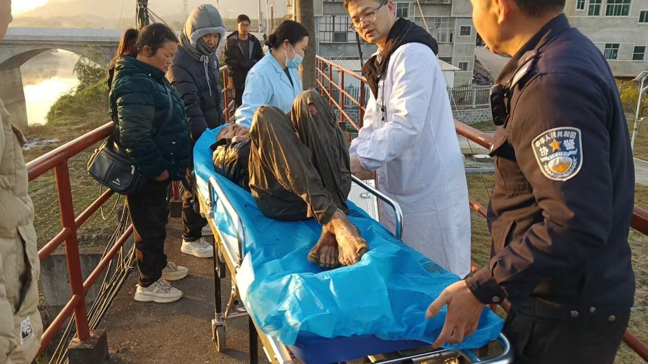 新店坪镇：多方携手 救助落水失温男子