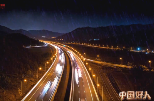 高速桥梁塌方后的生死瞬间他们拦车救人 | 新时代“中国好人”故事