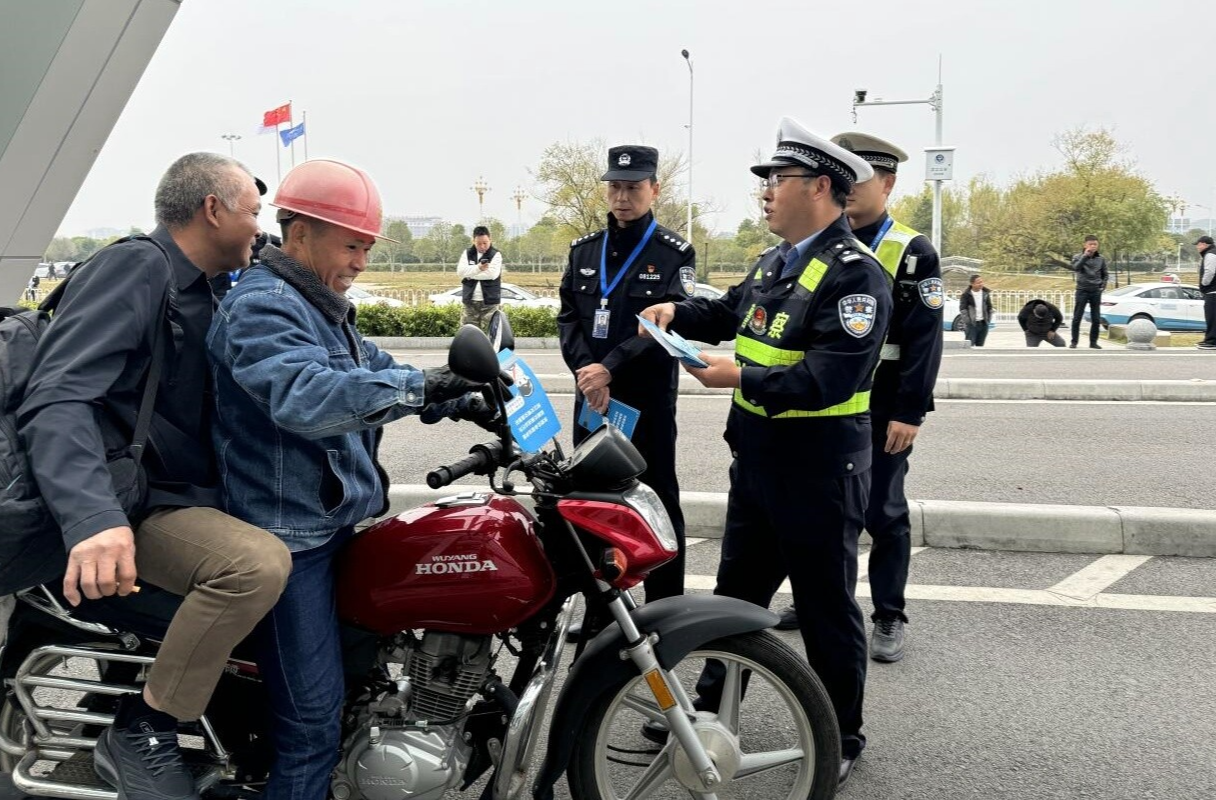 芷江：122“全国交通安全日” 双线宣传筑牢安全防线
